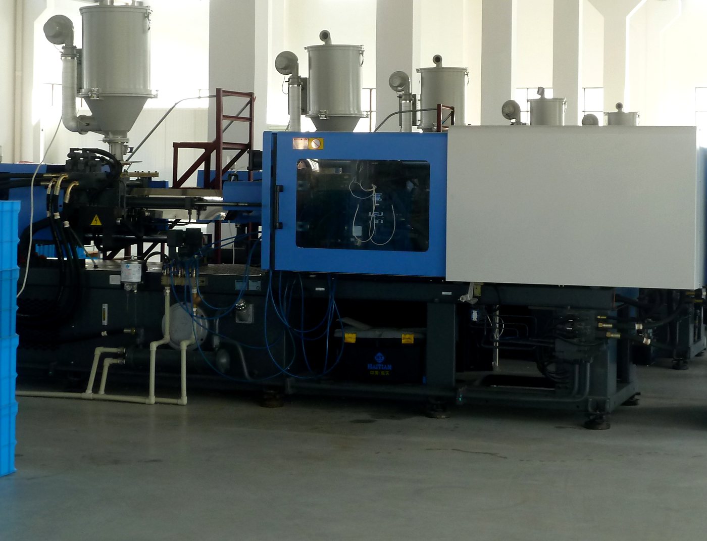 A Haitian injection molding machine with its material dryer
